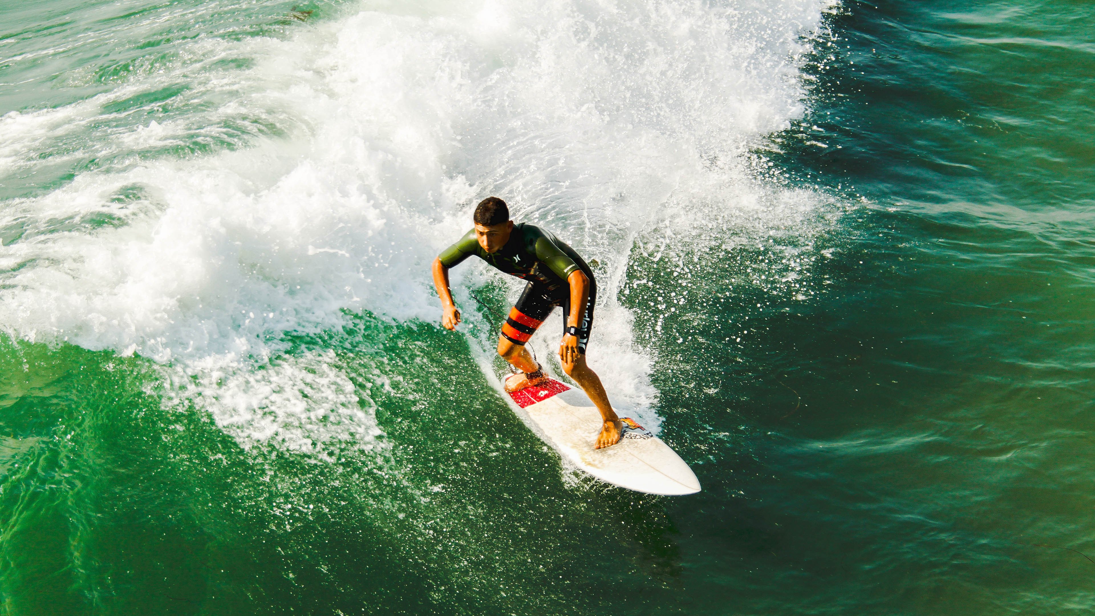 “三亿人上冰雪”政策持续推进，冰雪运动参与人数不断增加，带动三亿人参加冰雪运动目标