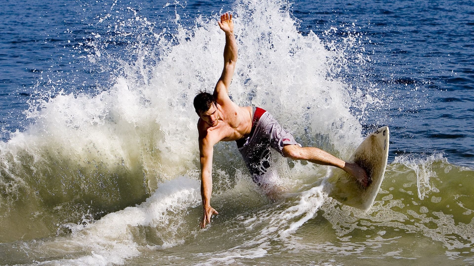 大型悬崖落水跳水赛,惊险刺激挑战极限,悬崖上跳水会死吗